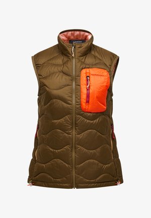 Gilet imbottito senza maniche di colore verde oliva con zip frontale, caratterizzato da una tasca sul petto arancione e dettagli trapuntati curvi. Tessuto resistente.
