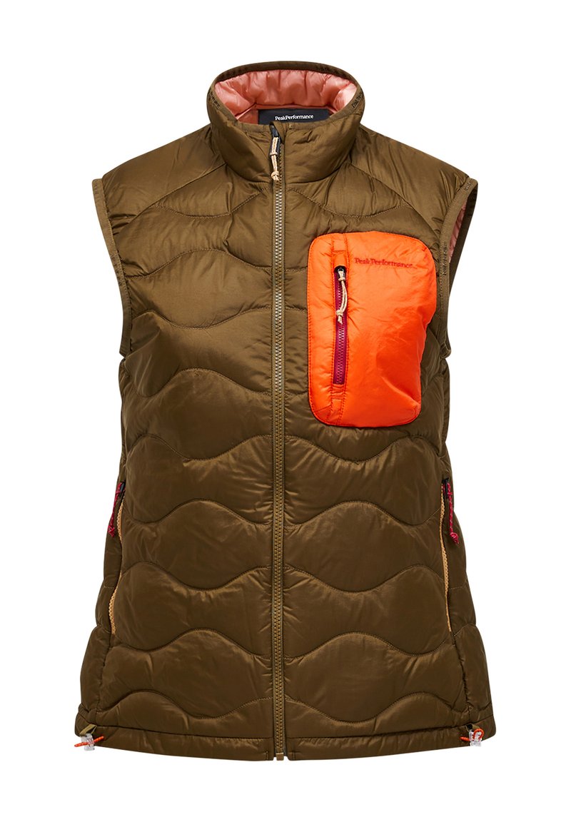 Olivenfarvet ærmeløs pufvest med lynlåsfortag, der har en orange brystlomme og kurvede quiltede detaljer. Holdbart stof.