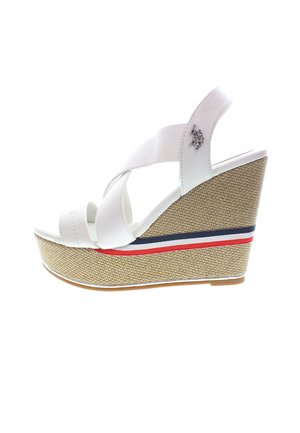 Sandalo wedge bianco con cinturini incrociati, suola intermedia tessuta a trama, e dettagli a righe in rosso e navy. Dettaglio del logo metallico sul lato.
