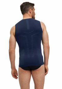 Granatowy top bez rękawów wykonany z elastycznej tkaniny, z teksturowanym wzorem z pionowymi paskami i dopasowanym krojem, pokazany od tyłu.