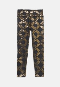 Leggings negros con impresión de logo en foil dorado en un patrón de diamante, con una cinturilla ancha y una tela suave y elástica.