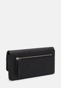 Czarny skórzany portfel o fakturowanej powierzchni, z przednią kieszenią na suwak ze srebrnymi elementami oraz składanym zamknięciem.