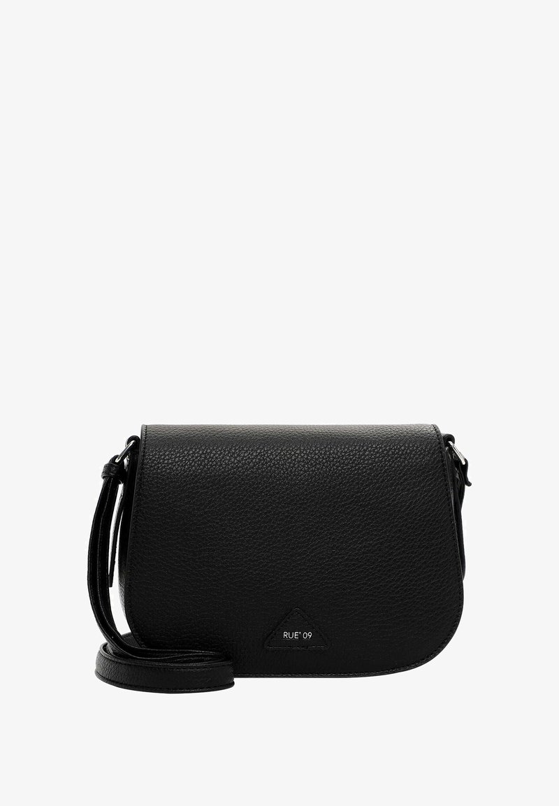 Černá kožená crossbody taška s texturovaným povrchem, zakulaceným víkem, nastavitelným popruhem a trojúhelníkovou nášivkou. Kompaktní a funkční design.