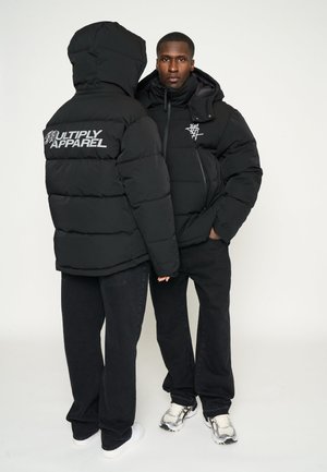 Chaqueta de plumas negra con capucha, que cuenta con una cremallera frontal, dos bolsillos laterales y acentos del logo blanco en la parte posterior y el pecho.