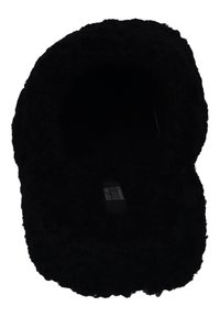 Zwarte slipper met een zachte, pluizige textuur en een afgerond open teenontwerp. Interieur zichtbaar met een logo-tag nabij de basis. Geen zichtbare hardware.