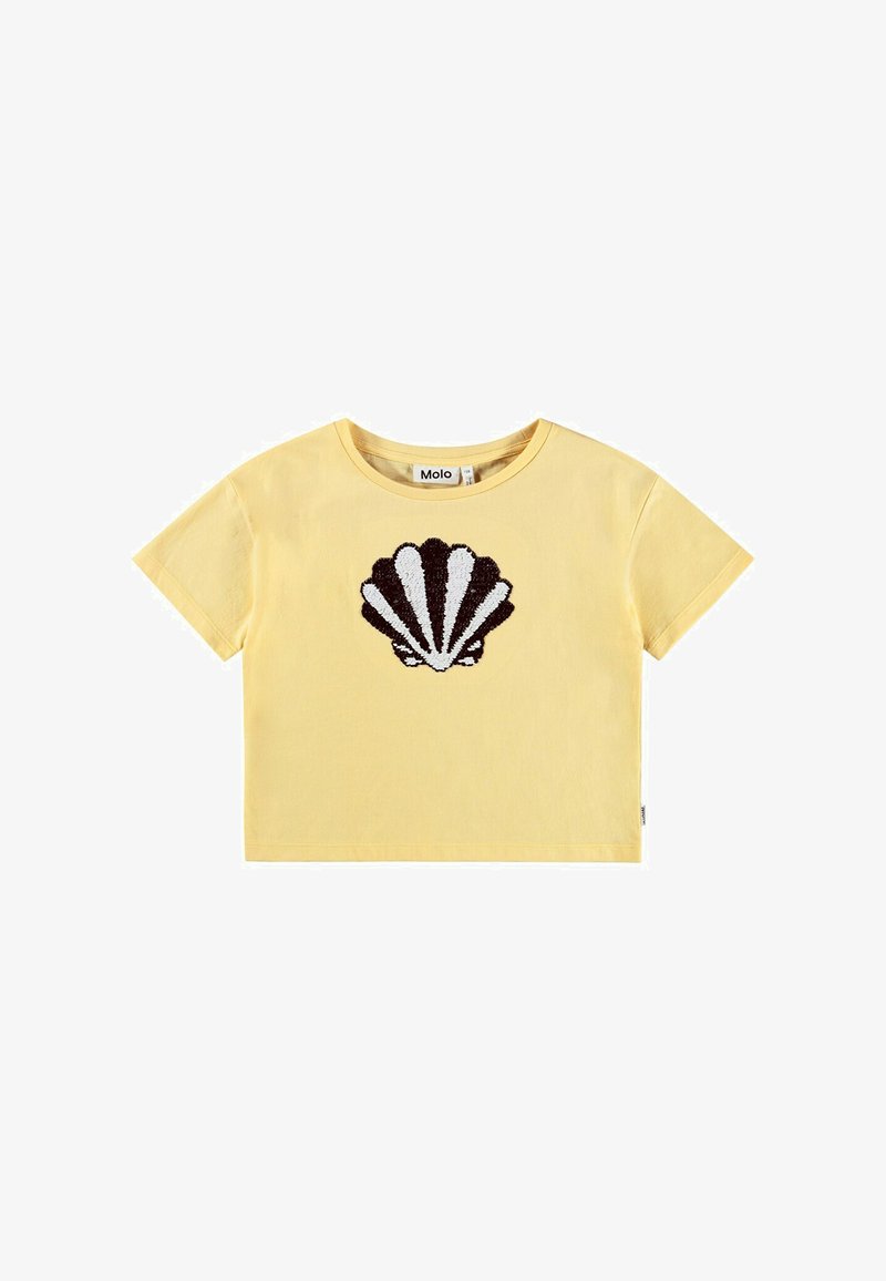T-shirt jaune à manches courtes et coupe courte avec un motif de coquillage en sequins noirs et blancs centré sur la poitrine.