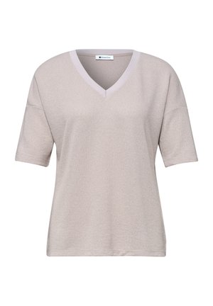 Lys beige kortærmet striktop med V-hals og afslappet pasform, med et subtilt tekstureret stof og et mærke ved halsudskæringen.