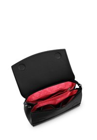 Černá kožená kabelka s kulatým klopou, která má jasně růžový interiér. Obsahuje dvě zipové kapsy pro lepší organizaci.