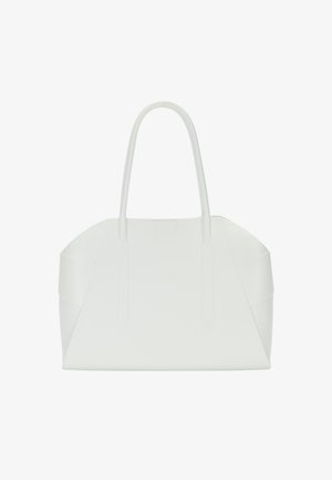 Witte totebag met twee lange handvatten, gemaakt van glad materiaal. Heeft een ronde vorm en subtiele gevouwen accenten aan de zijkanten.