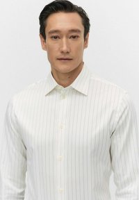 Witte collared shirt met dunne verticale grijze strepen, lange mouwen en knoopsluiting. Glad materiaal met een klassieke pasvorm.