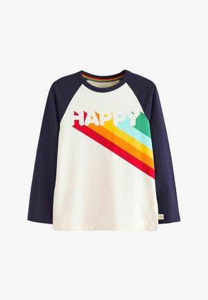 Langarm-T-Shirt mit weißem Körper und marineblauen Ärmeln. Mit "HAPPY" in fetten Buchstaben und bunten diagonalen Streifen in Rot, Orange und Türkis.