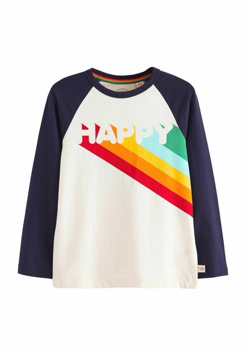Langsleeve T-shirt met een witte body en marineblauwe mouwen. Bevat "HAPPY" in vette letters en kleurrijke diagonale strepen in rood, oranje en turquoise.