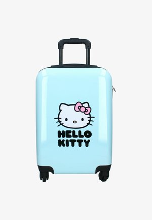 Lyseblå hård-skal kuffert med sorte hjul og håndtag, der har et Hello Kitty-ansigt og en pink sløjfe over teksten "HELLO KITTY."