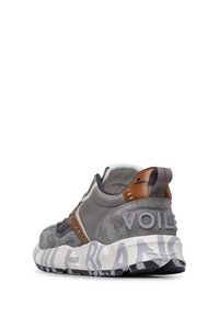 Szare sneakersy z zamszu i materiałów tekstylnych, brązowe akcenty, amortyzowana podeszwa oraz branding "VOILE" na pięcie.