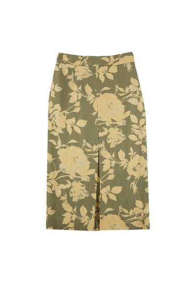 Jupe florale longueur genoux en tissu léger, avec un fond vert orné de grandes roses beiges et de feuilles, design plissé.