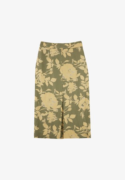 Jupe florale longueur genoux en tissu léger, avec un fond vert orné de grandes roses beiges et de feuilles, design plissé.