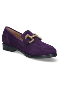 Mocassin en daim violet avec semelle noire et détail mors doré sur le dessus, légèrement incliné vers la droite sur un fond blanc.