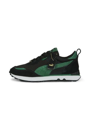Baskets Puma noires et vertes avec dessus en mesh et en daim, semelle blanche, lacets noirs et étiquette avec logo Puma attachée près des lacets.