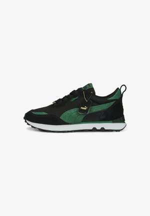 Czarno-zielony sneaker Puma z cholewką z siateczki i zamszu, białą podeszwą, czarnymi sznurówkami oraz metką z logo Puma przymocowaną blisko sznurowadeł.