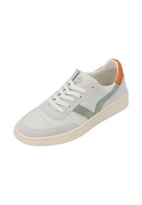 Sneaker bianca con dettagli in suede grigio, striscia laterale verde e tallone arancione. Presenta chiusura con lacci e puntale perforato per la traspirabilità.