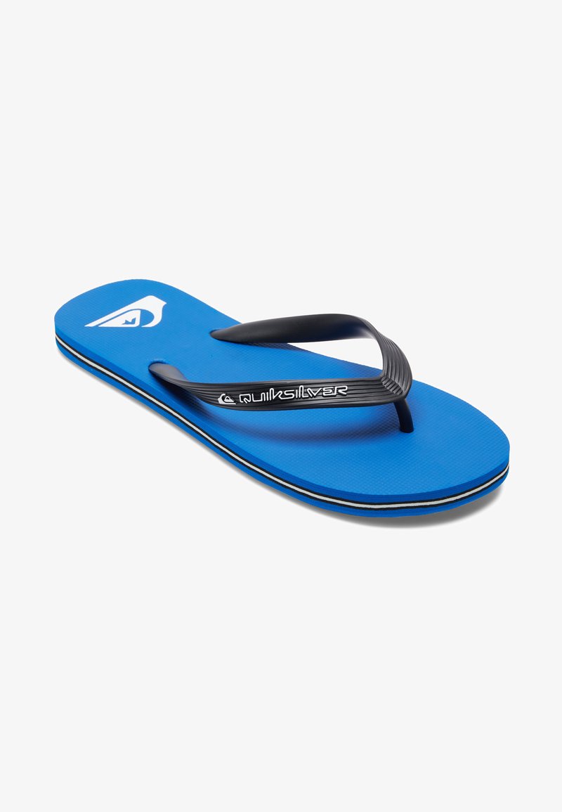 Chinelo azul com uma sola texturizada, tiras de borracha pretas e um logótipo da Quiksilver. Apresenta uma sola em camadas com riscas brancas e pretas.