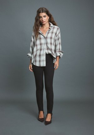 Stradivarius, ADJUSTABLE REGULAR SHIRT - Button-down blouse - khaki