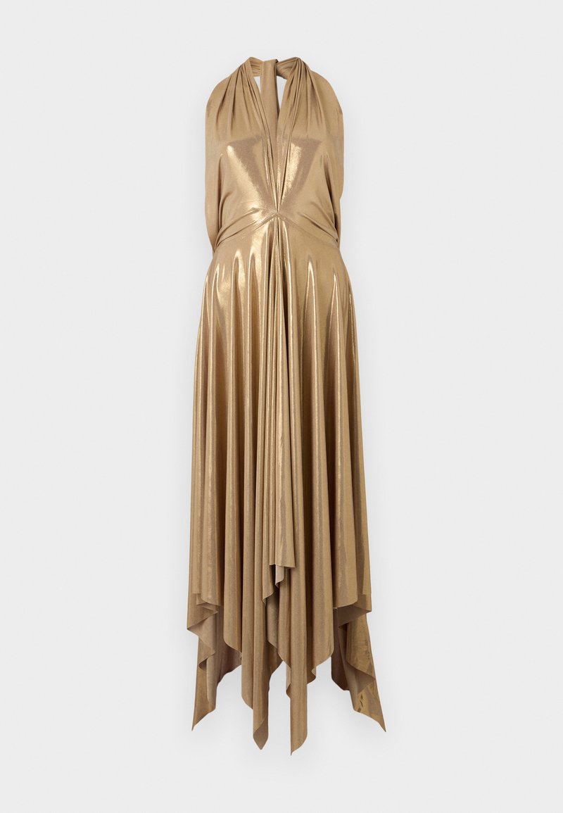 Abito halter in oro metallizzato con scollo a V profondo, corpino drappeggiato e orlo asimmetrico svasato con pieghe verticali per una maggiore texture.