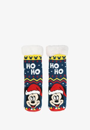 Calzini natalizi rossi e blu navy con polsini bianchi soffici, che presentano il volto di un personaggio dei cartoni animati, il testo "HO HO", fiocchi di neve e motivi festivi.