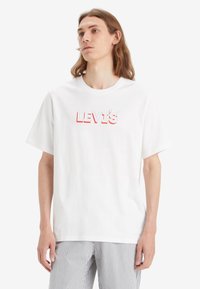 Levi's® RELAXED FIT GRAPHIC TEE - Camiseta básica - headline drop shadow white+