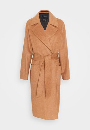 Long manteau en laine couleur chameau avec de larges revers, deux poches avant et une ceinture assortie nouée à la taille, présenté sur fond blanc.