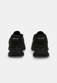Mustad mustreeritud kangast ülemisega mustad sportlikud jalatsid, silmapaistva tagaosa toe toega ja hõbedase "power EasySlide" brändinguga. Ümar toe disain.
