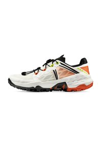 Scarpa da trail running bianca con suola nera e arancione. Presenta una tomaia in mesh testurizzato, accenti riflettenti e lacci neri con toggle verdi brillanti.