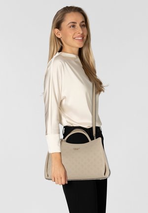 Sac à main beige à la texture lisse, doté de doubles poignées et d'une bandoulière amovible, avec un design de logo en relief sur le devant.