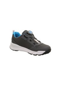 Scarpa sportiva grigia con accenti blu, upper testurizzato e sistema di allacciatura rapida. Suola intermedia bianca con un motivo geometrico, suola robusta nera.