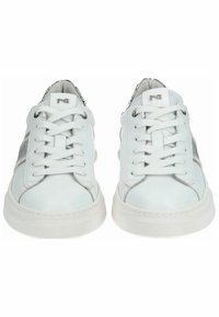Hvide sneakers med en glat læderoverdel, flade snørebånd, metalliske detaljer på siderne og en rund tå med en gummisål.