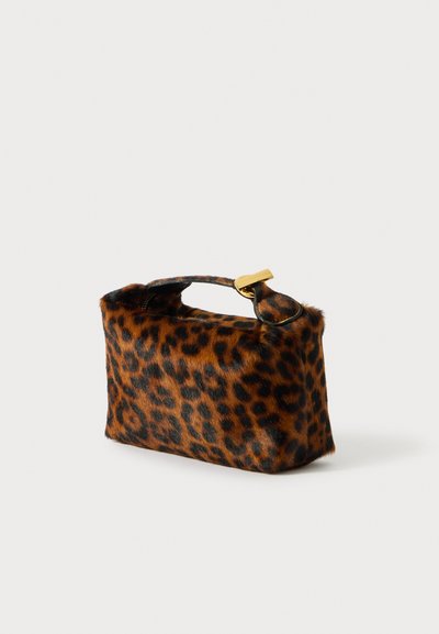 Torba s leopard uzorkom koja ima meku, krznenastu teksturu, pravokutni oblik, kratku ručku i zlatne akcentne detalje.