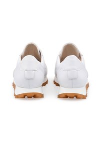 Weiße Leder-Sneaker mit glatter Textur, flachen Gummisohlen und einer braunen Außensohle. Besitzen eine kleine Schlaufe hinten und ein minimalistisches Design.