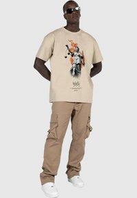 MJ Gonzales JUSTITIA  HEAVY  - T-shirts print - wet sand