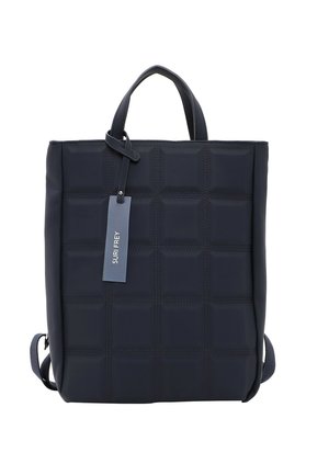 Sac cabas matelassé noir avec poignées courtes, bretelles d'épaule réglables, et une étiquette suspendue de la marque SURI FREY.