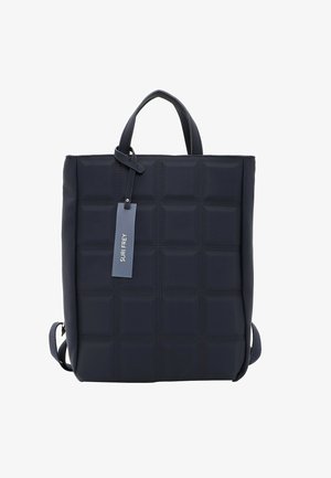 Sac cabas matelassé noir avec poignées courtes, bretelles d'épaule réglables, et une étiquette suspendue de la marque SURI FREY.