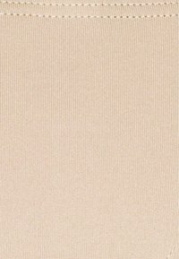 Beige gebreide stof met een lichte ribbeltextuur, met een schone rand aan de bovenkant. De stof heeft een gladde, elastische uitstraling.