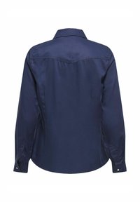 Camicia a maniche lunghe blu navy con colletto a punta, polsini con bottoni e orlo curvo. Tessuto liscio con una leggera lucentezza, senza motivi visibili.
