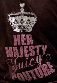 Silberne Krone über großem, glitzerndem pinken Text "IHRE MAJESTÄT Juicy COUTURE" auf einem dunklen Stoffhintergrund.