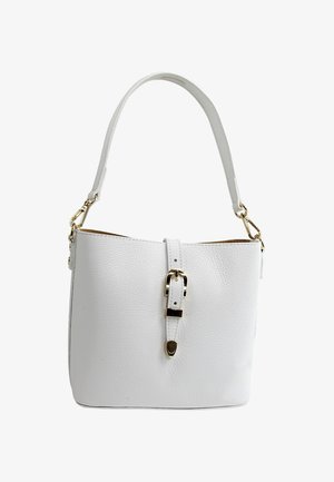 Weißer Lederhandtasche mit einer strukturierten Oberfläche, runder Form, verstellbarem Riemen und einem goldfarbenen Schnallenakzent auf der Vorderseite.