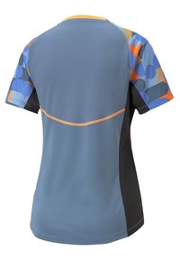 Krátký rukáv atletického trička ve světle modré barvě s vzorovanými rameny v odstínech modré, oranžové a černé. Disponuje kulatým výstřihem a zakřiveným lemem.