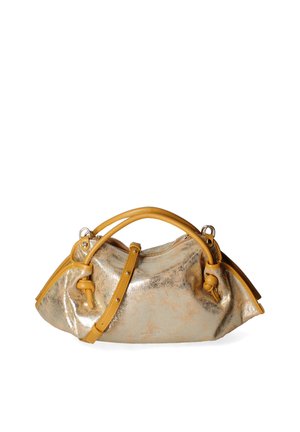 Sac à main souple en or métallique avec poignées en cuir naturel et bandoulière réglable, présentant des détails noués sur les poignées et une fermeture zippée.
