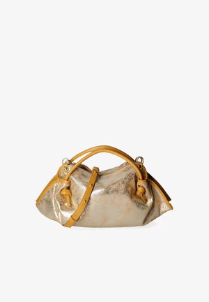 Sac à main souple en or métallique avec poignées en cuir naturel et bandoulière réglable, présentant des détails noués sur les poignées et une fermeture zippée.