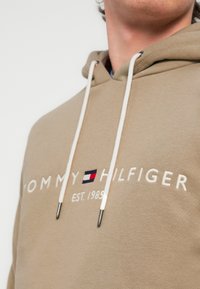 Tommy Hilfiger BRAND LOVE UNISEX - Φούτερ με κουκούλα - keystone