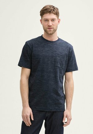 Tricou cu mânecă scurtă de culoare albastru marin, cu un model texturat subtil și un buzunar pe piept, realizat din țesătură de bumbac moale.