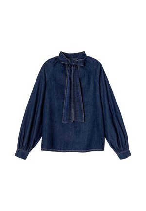 Blouse en denim avec un col à nœud, manches longues et détails froncés. Tissu bleu foncé avec des coutures visibles le long des coutures.